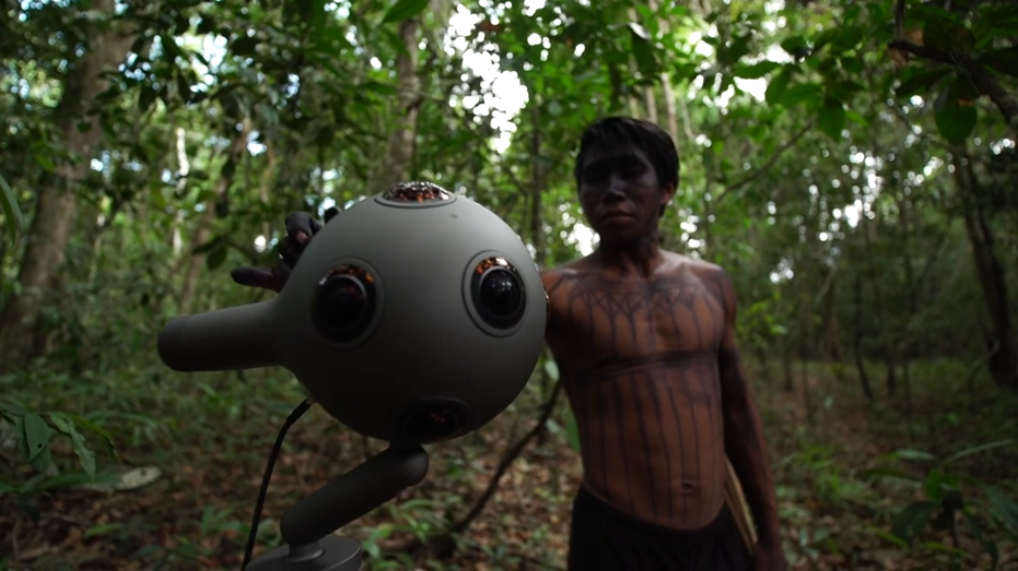 Warrior José in Sawré with Nokia Ozo camera C Greenpeace – MUNDURUKU VR multisensory project