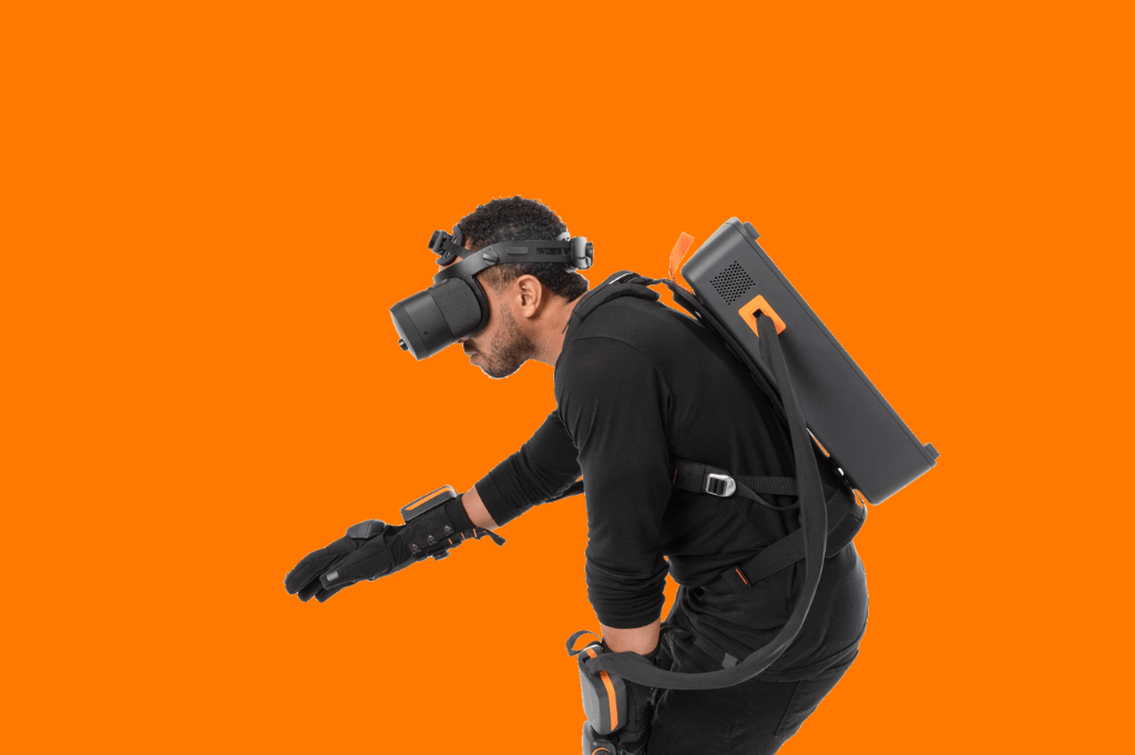 HaptX Gloves G1 - Worker male wearing Airpack
